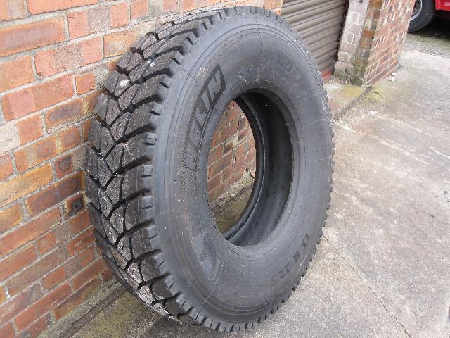Unused Michelin 13 R 22.5 tyres – 32885