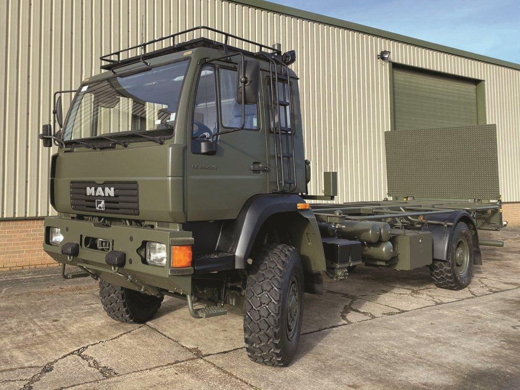 MAN 18.220 4×4 cargo truck with twist locks and tail lift – 50418